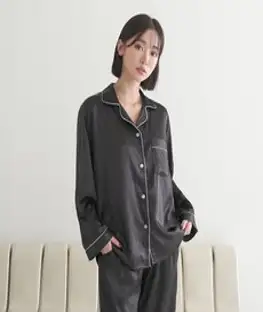 어나더디 커플용 긴팔 샤무즈 실크 잠옷 세트